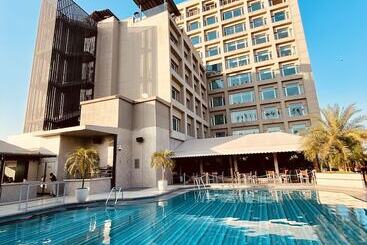 هتل The Landmark Towers