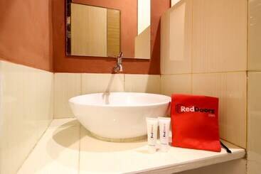 پانسیون Reddoorz Plus @ Jalan Damai 2