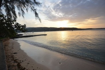Idleawile Villa, 5br By Jamaican Treasures