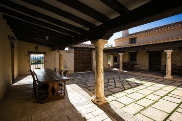 تختخواب و صبحانه Cortijo De Trifillas