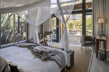 هتل Simbavati River Lodge