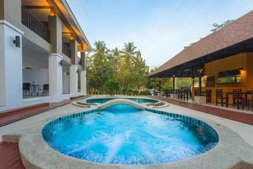 هتل The Retreat Khaolak Resort   Sha Extra Plus