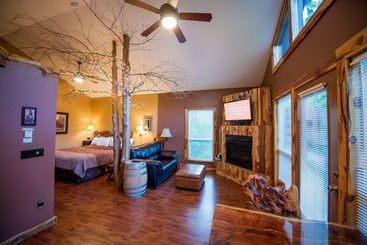 Oak Crest Cottages & Treehouses