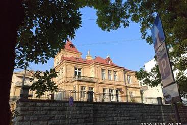 هاستل вілла графа