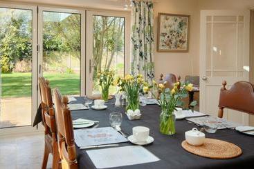 تختخواب و صبحانه The Lofts At Mill House Farm