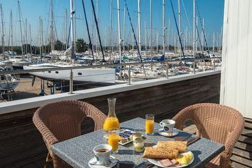 Отель Hôtel Les Trois Voiles