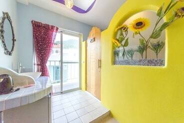 تختخواب و صبحانه Yellow Submarine