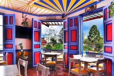 هتل Hostal De Jahn