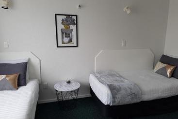 554 Moana Court Motel
