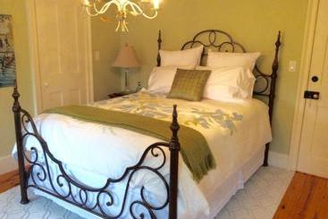 Scarlet Tunic Bed And Breakfast