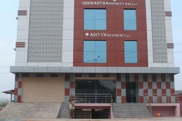 בית מלון כפרי Iroomz Aditya Residency