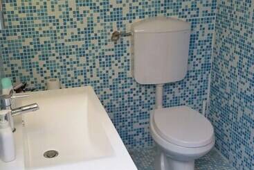 پانسیون Gira Guest House