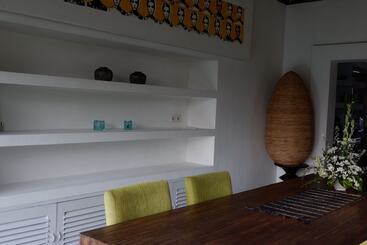 آپارتمانهای توریستها Tegal Sari Villa