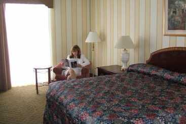 Отель A Victory Inn & Suites   Ann Arbor