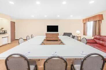 هتل Baymont By Wyndham Port Huron