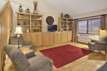 Boarders Inn & Suites By Cobblestone Hotels   Faribault