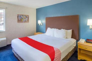 فندق Econo Lodge Inn & Suites Lake of the Ozarks