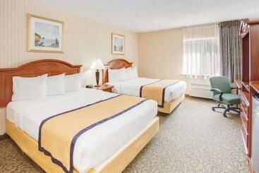 هتل Baymont By Wyndham Kalamazoo West