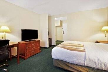 בית מלון כפרי La Quinta Inn By Wyndham Detroit Canton