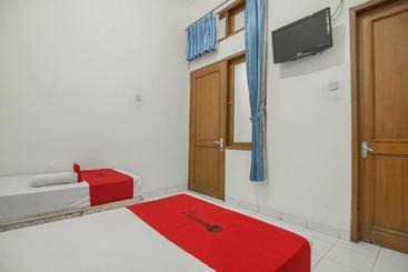 پانسیون Reddoorz Near Setrasari Mall