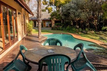 تختخواب و صبحانه Tuishuis Lodge