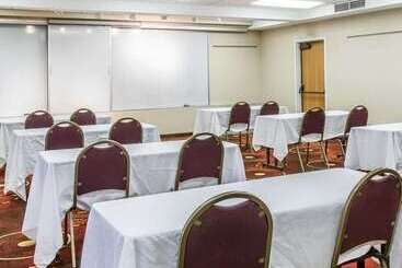 هتل Clarion Inn I94 Near Expo Center