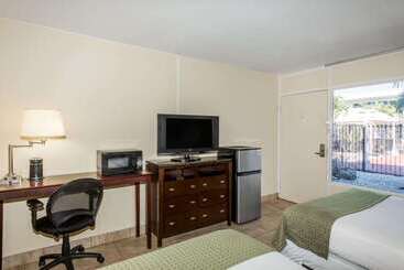 فندق Days Inn By Wyndham St. Petersburg / Tampa Bay Area