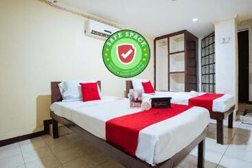 בית מלון כפרי Reddoorz @downtown Bacolod