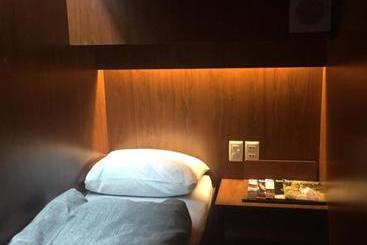 هتل کپسول Onkel Inn Airport Sleepbox