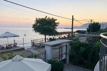 پانسیون Sunset Studios
