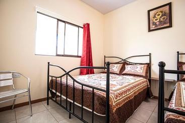 Flor De Katty Hostel Airport