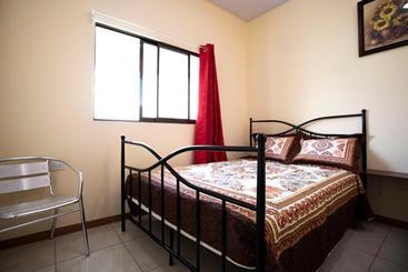 Flor De Katty Hostel Airport