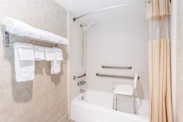 هتل Days Inn By Wyndham Athens