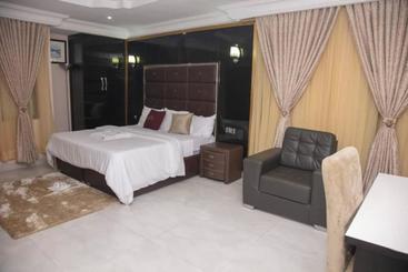هتل Lushville  & Suites