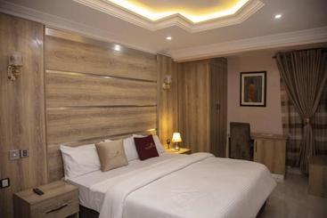 هتل Lushville  & Suites