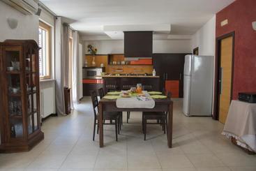 تختخواب و صبحانه Casa Domi
