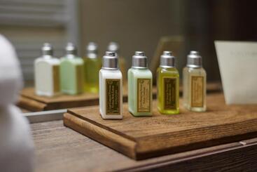 فندق Honour And Grace