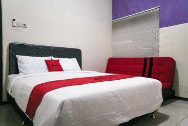 پانسیون Reddoorz Near Alun Alun Batu