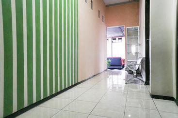پانسیون Reddoorz Near Alun Alun Batu