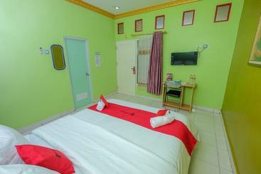 پانسیون Reddoorz Syariah Near Syamsudin Noor Airport 2