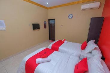 پانسیون Reddoorz Syariah Near Syamsudin Noor Airport 2