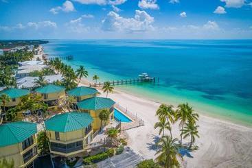 هتل Coco Plum Beach & Tennis Club & Marina