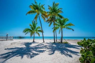 هتل Coco Plum Beach & Tennis Club & Marina