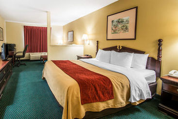 هتل Super 8 By Wyndham Montgomery I65