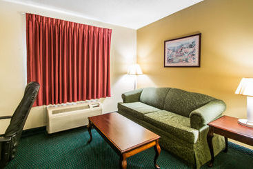 هتل Super 8 By Wyndham Montgomery I65