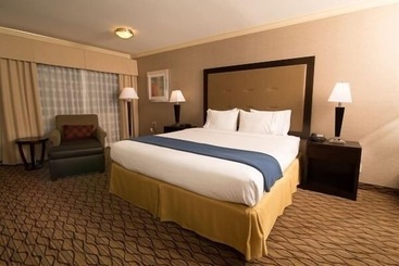 هتل Holiday Inn Express Port Hueneme, An Ihg