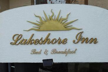 فندق صغير Lakeshore Inn