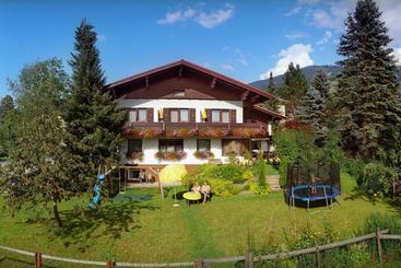تختخواب و صبحانه Pension Montana