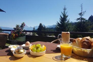 هتل Hostel Le Poussin