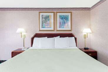 בית מלון כפרי Days Inn By Wyndham Holladay